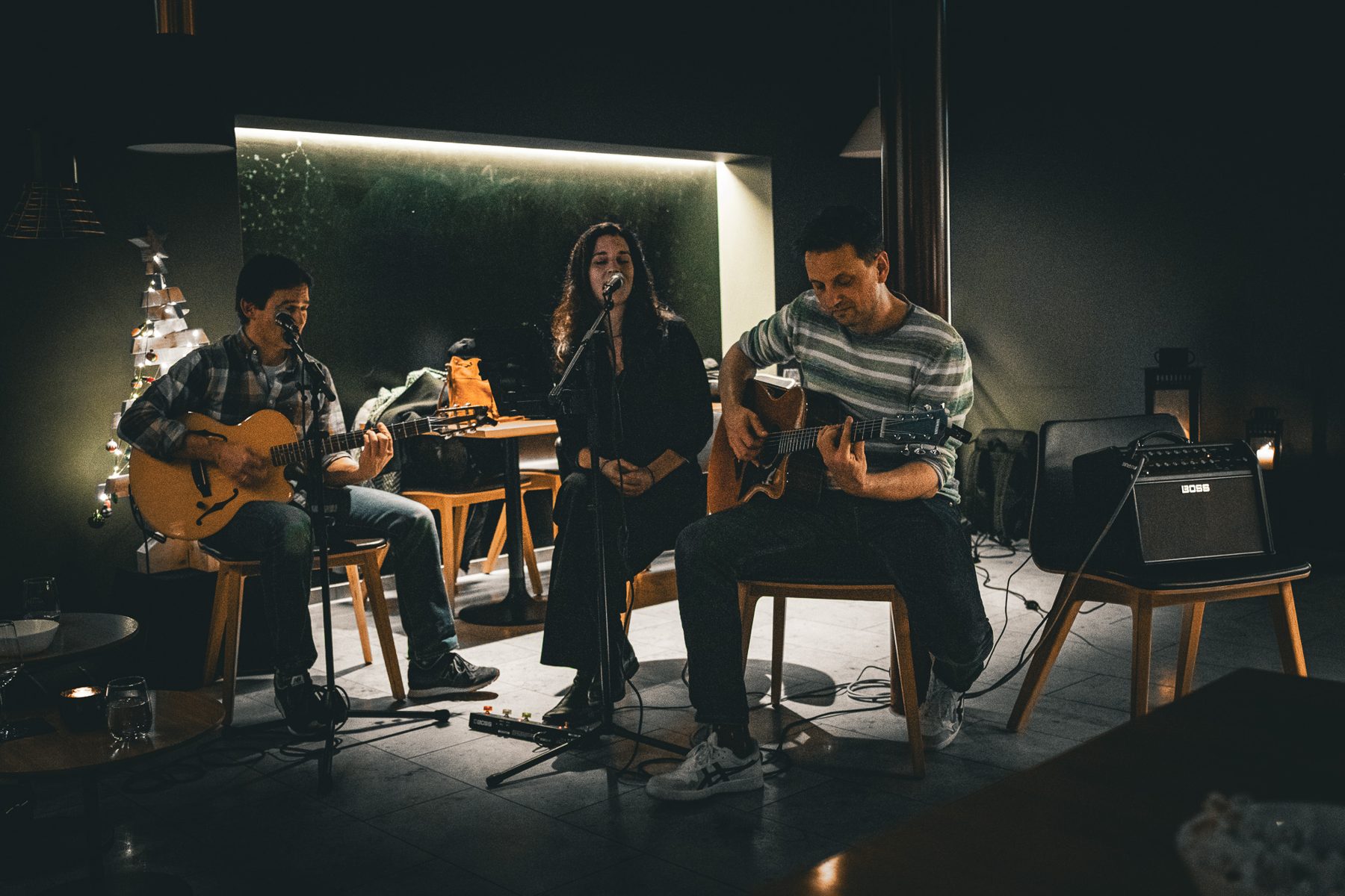 Recall live: zwei Gitarristen und Sängerin bei einem Akustik-Auftritt