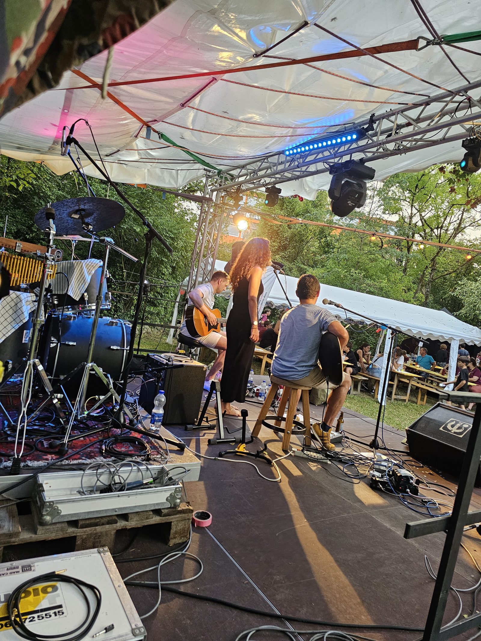 Recall auf einer Open-Air-Bühne mit Publikum